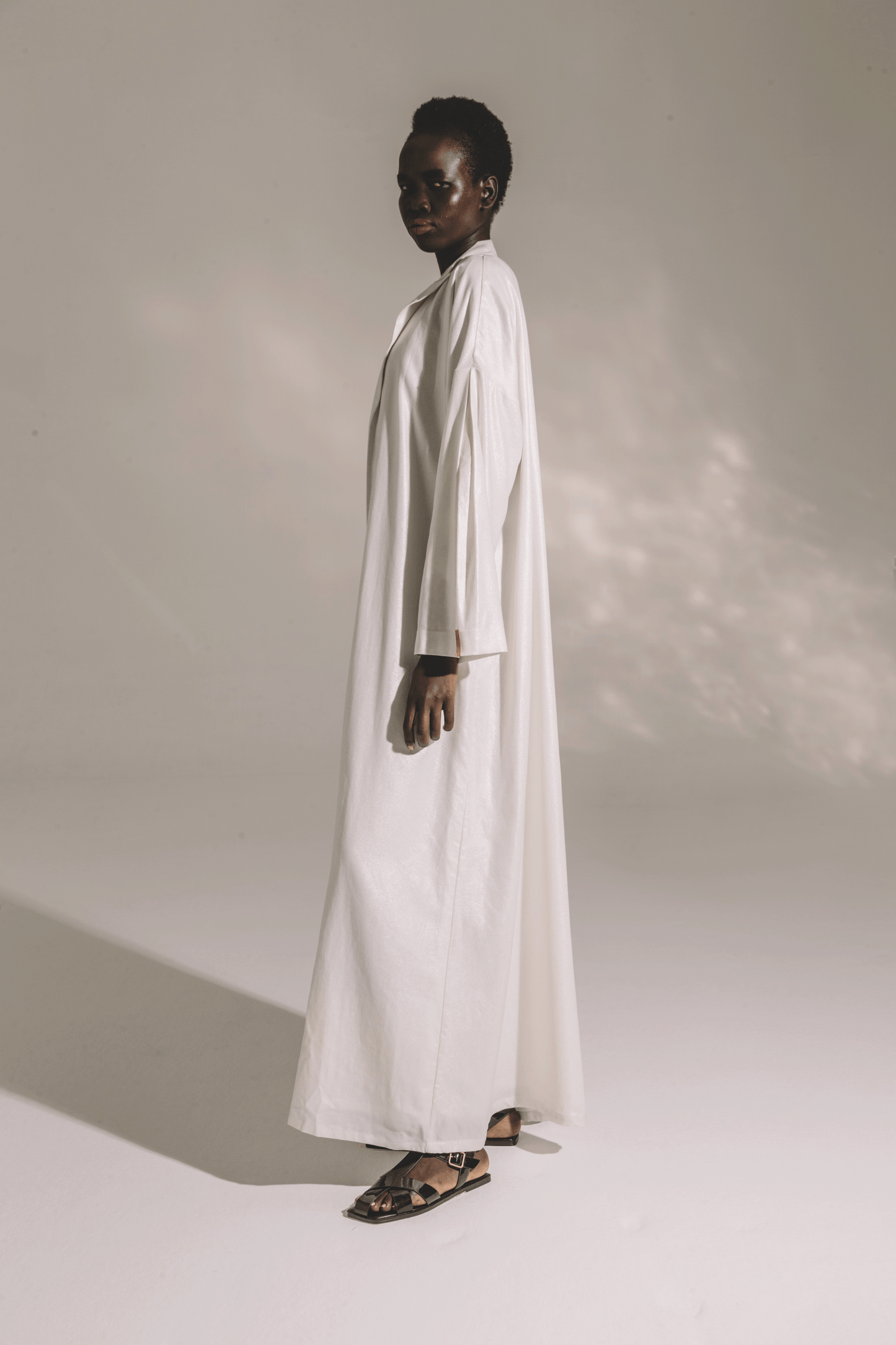 WHITE PLEATED SLEEVE IN COAT STYLE