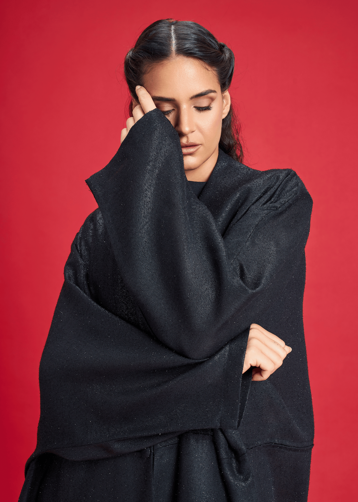 BLACK LOOSE-FIT SHIMMER LINEN ABAYA