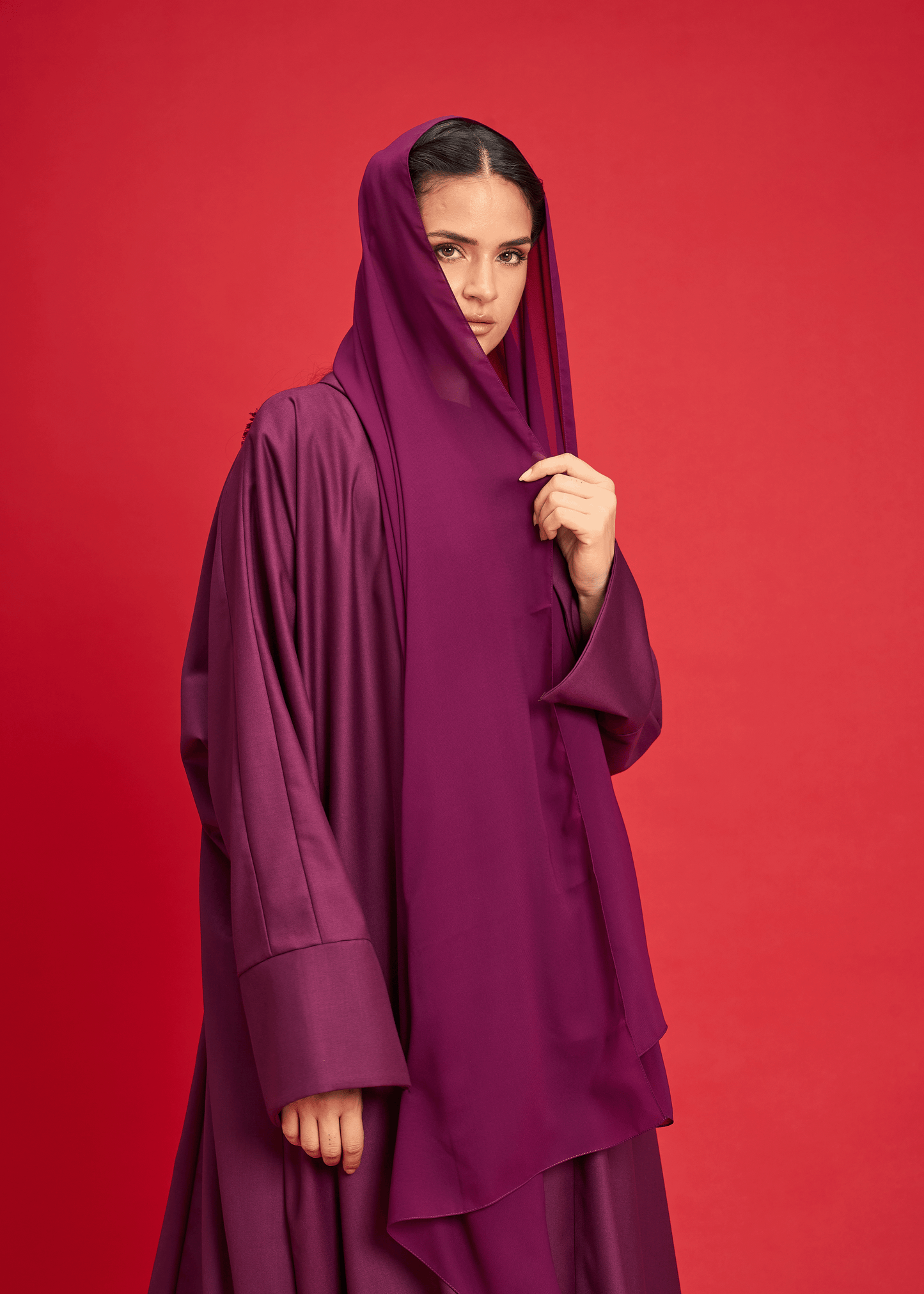 BURGUNDY PANELLED LINEN ABAYA
