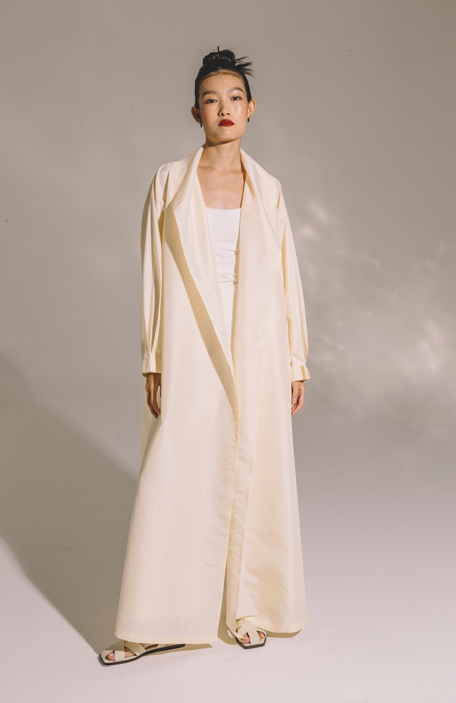 CREAM WIDE COLLAR WITH PLEATED CUFF