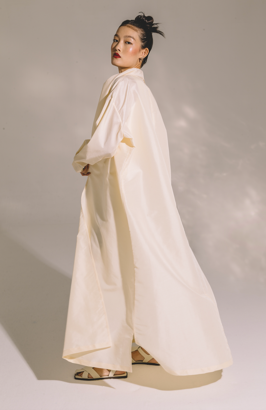 CREAM WIDE COLLAR WITH PLEATED CUFF