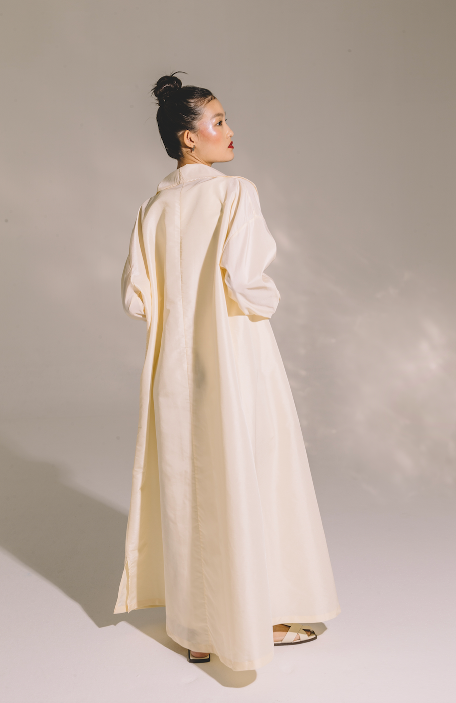 CREAM WIDE COLLAR WITH PLEATED CUFF