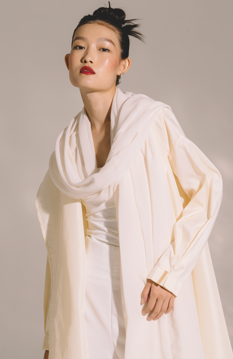 CREAM WIDE COLLAR WITH PLEATED CUFF