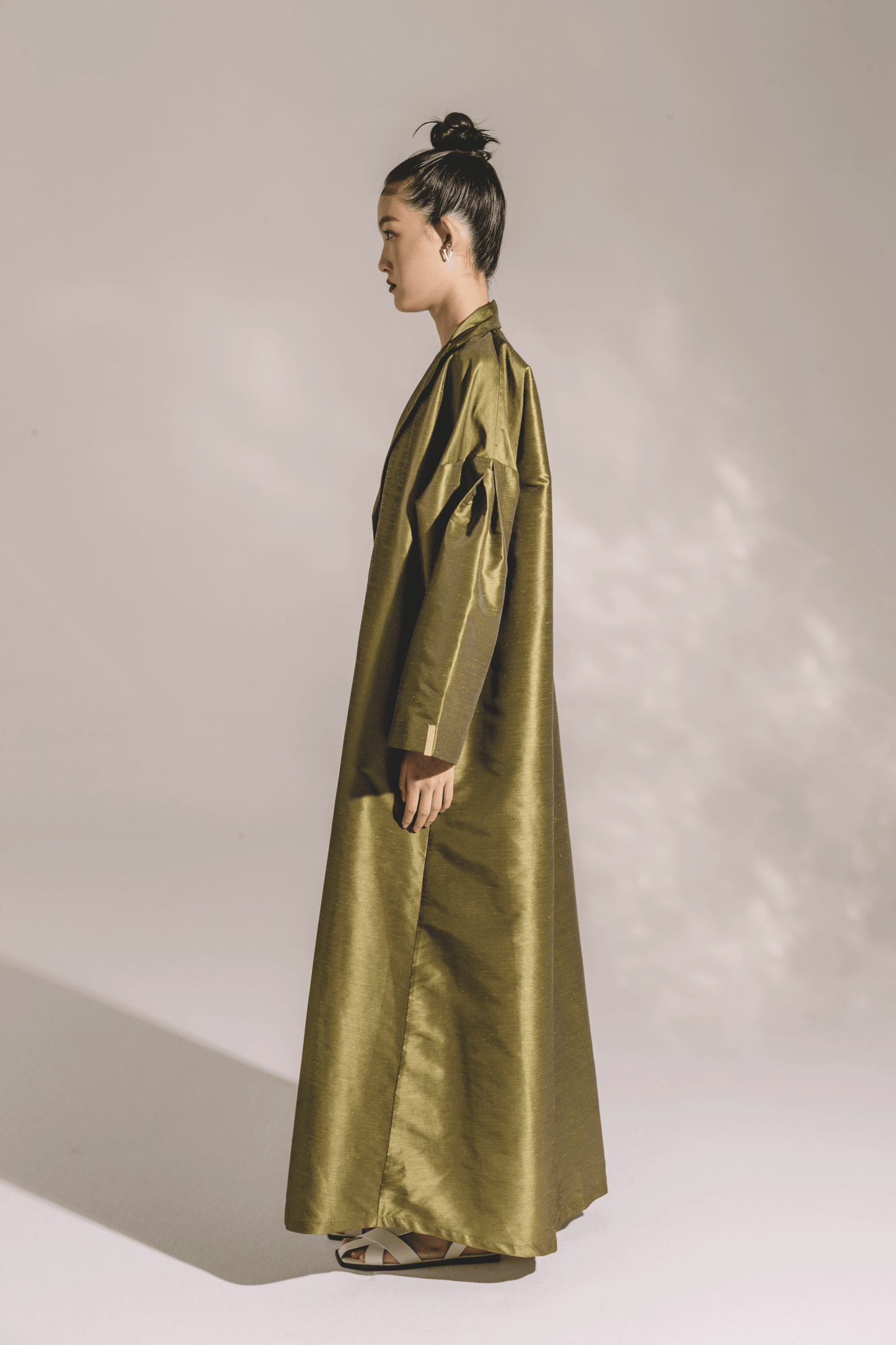 OLIVE PLEATED SLEEVE IN COAT STYLE