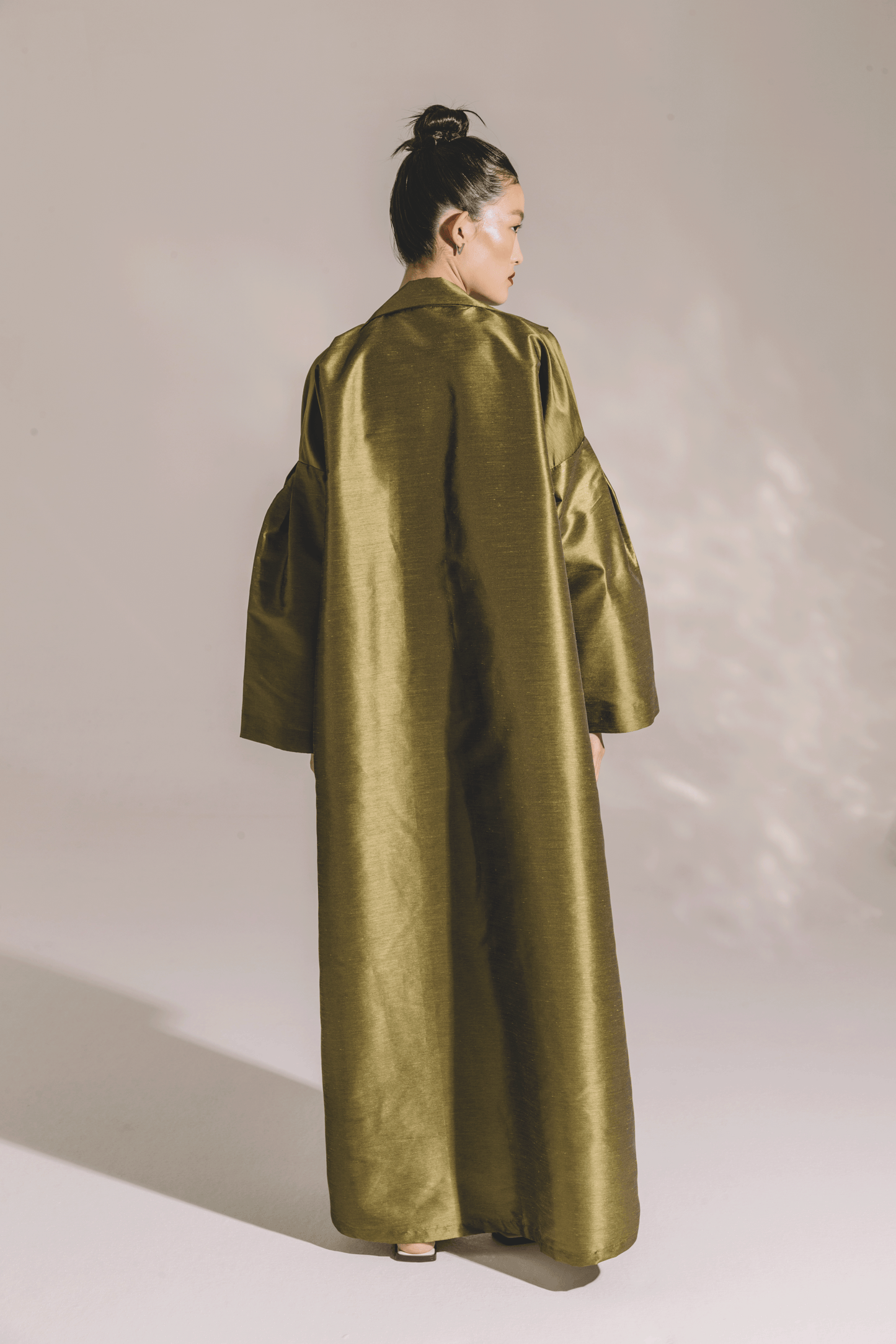 OLIVE PLEATED SLEEVE IN COAT STYLE