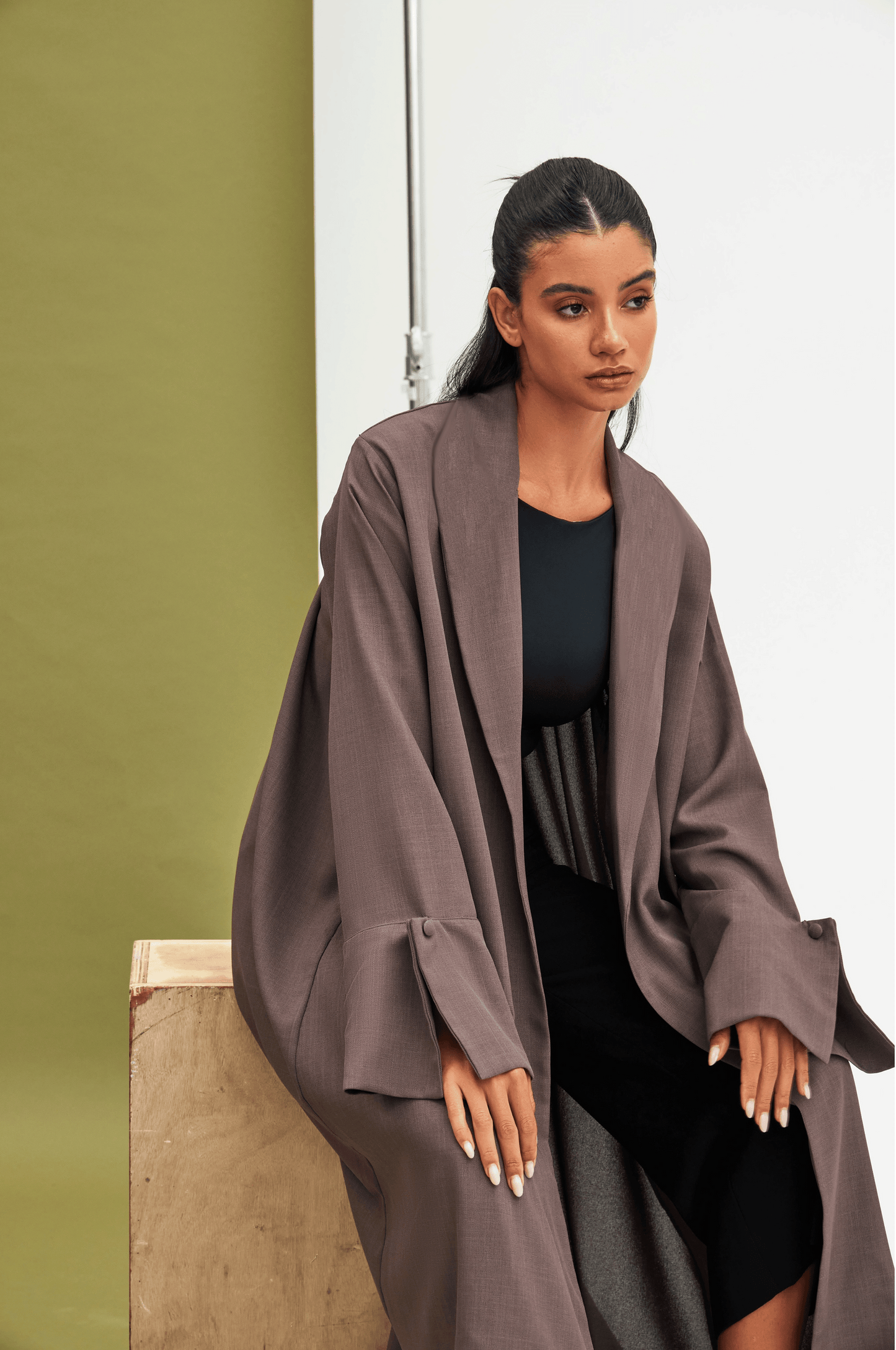 TAUPE PLEATED LINEN ABAYA