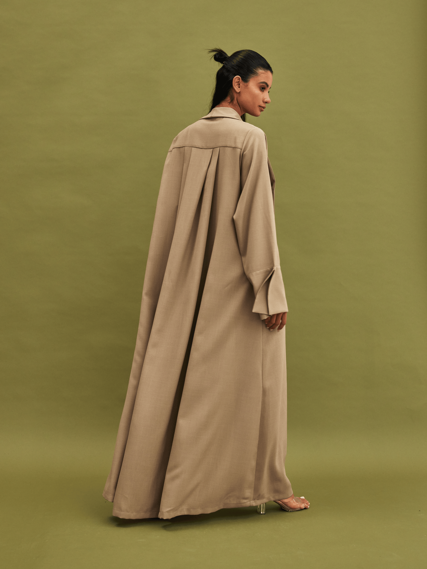 CREAM PLEATED LINEN ABAYA