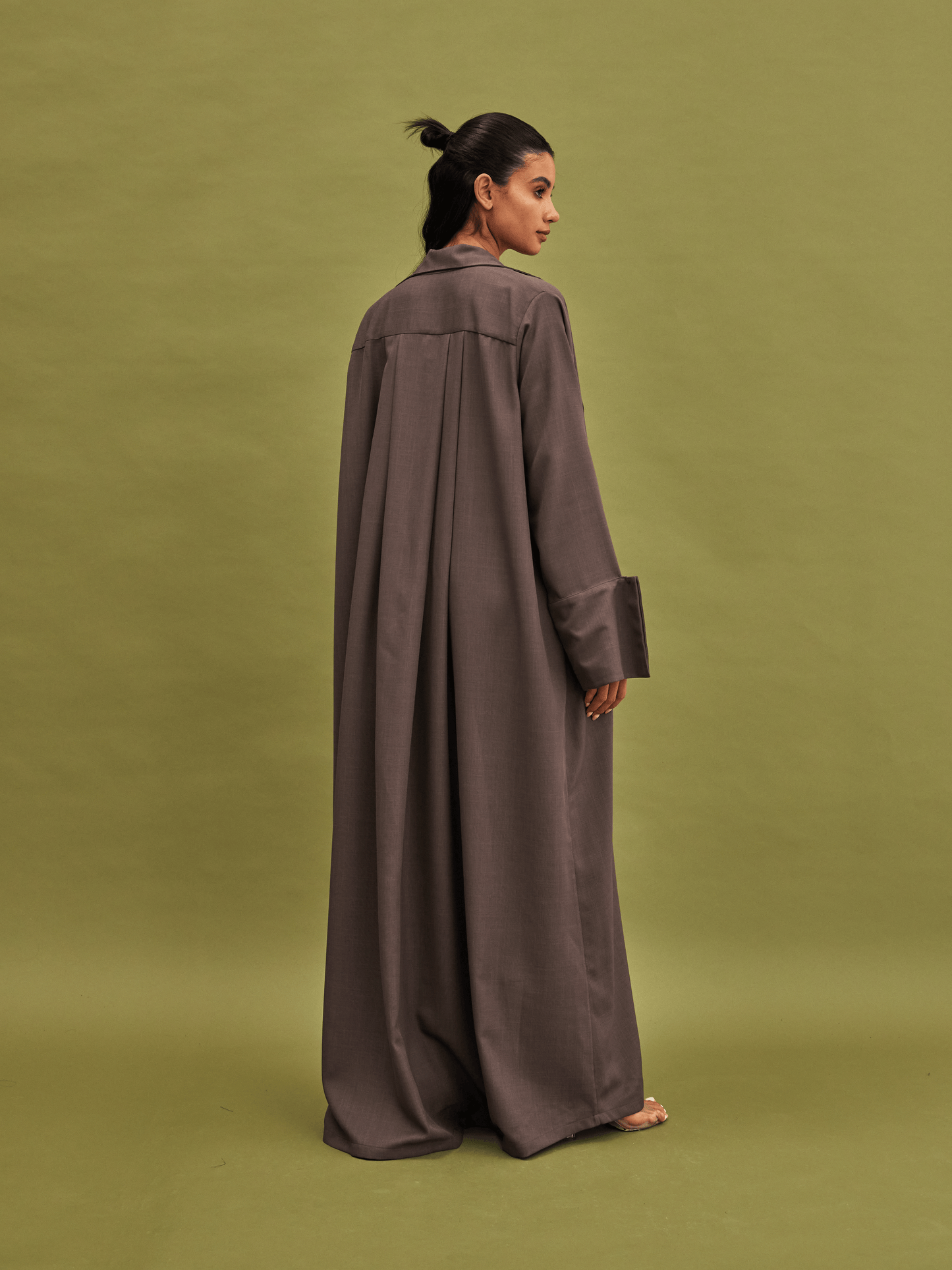 TAUPE PLEATED LINEN ABAYA