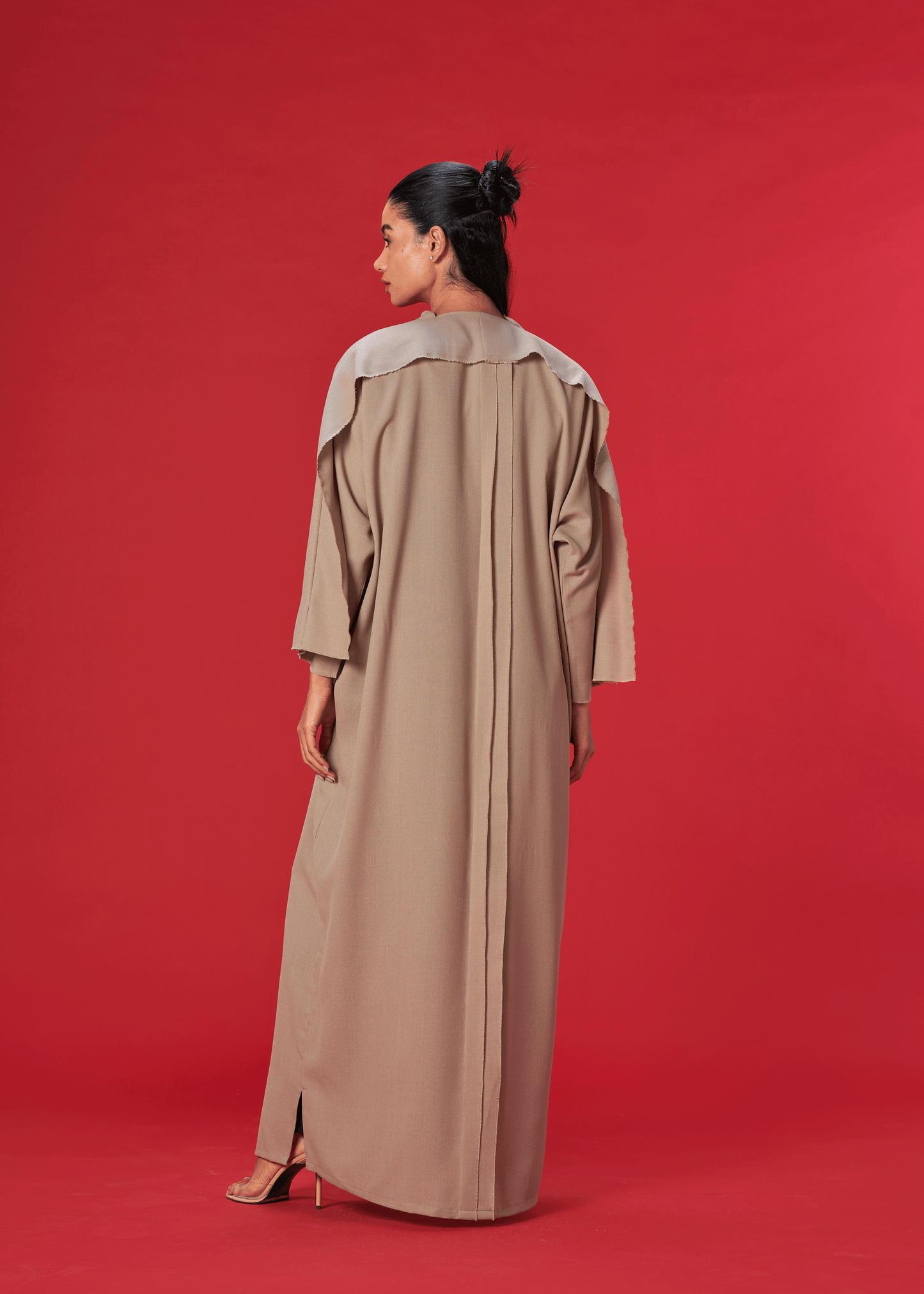 BEIGE KLOAKS SIGNATURE ABAYA